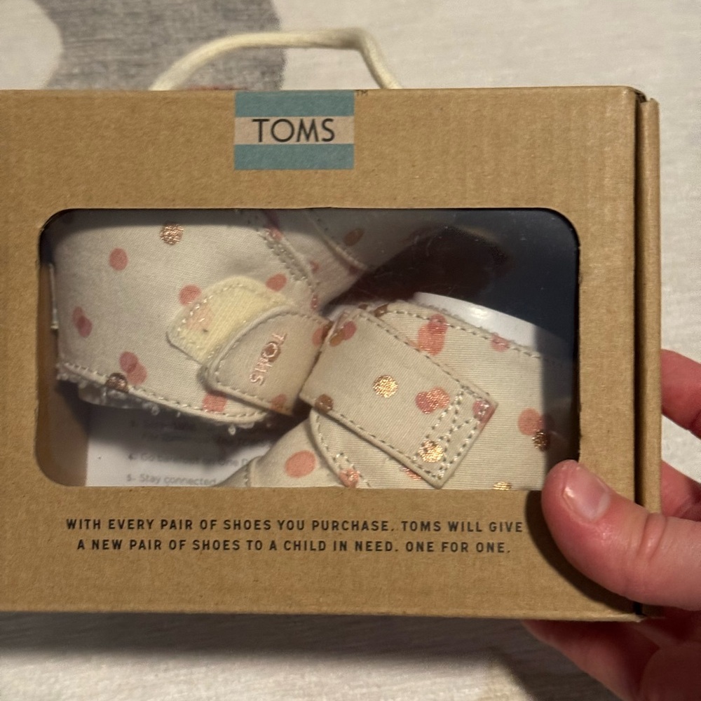 TOMS Cuna Baby Shoes in Pale Blush with Gold Dots